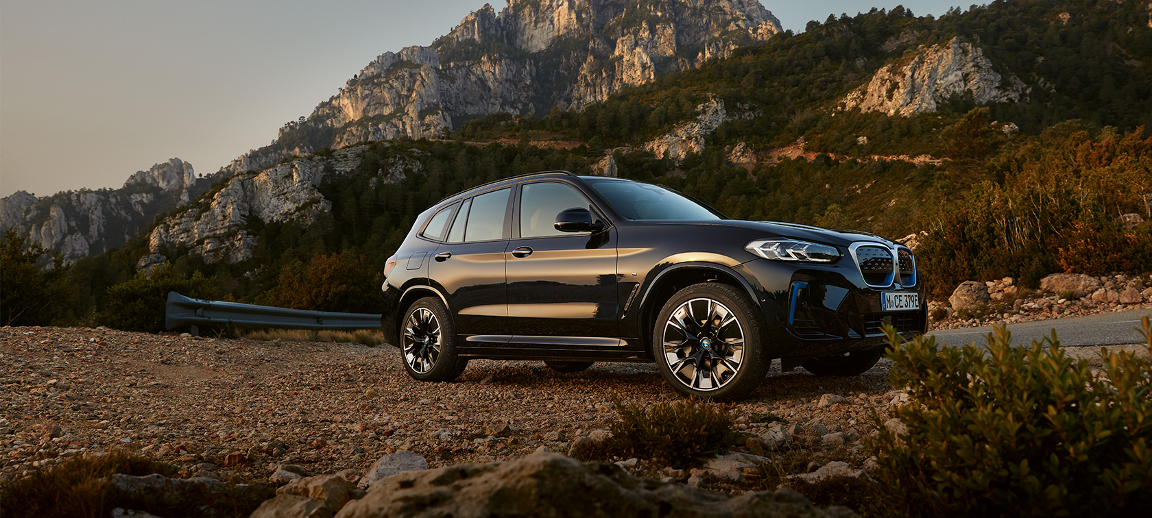 BMW iX3 G08 2021 M Carbon Black bočn&yacute; pohľad