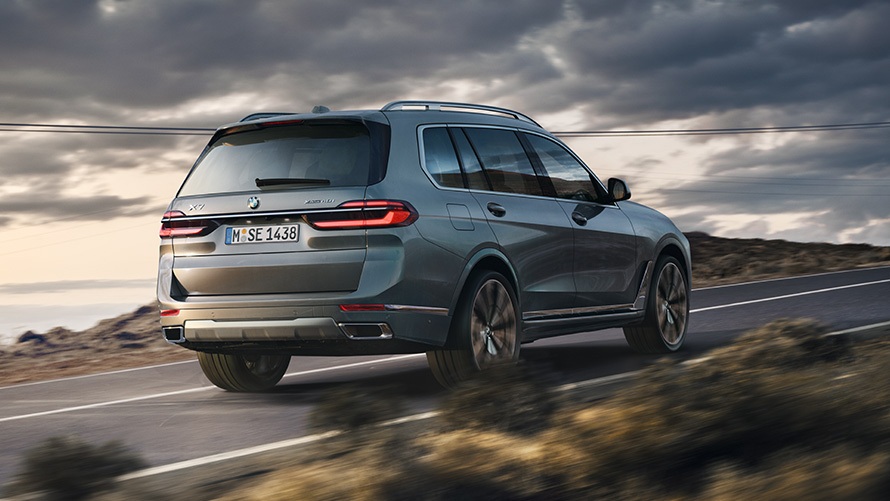 BMW X7 G07 prvá generácia zadobočný pohľad jazdný na ceste vModely BMW X BMW X7 G07 prvá generácia zadobočný pohľad jazdný na ceste