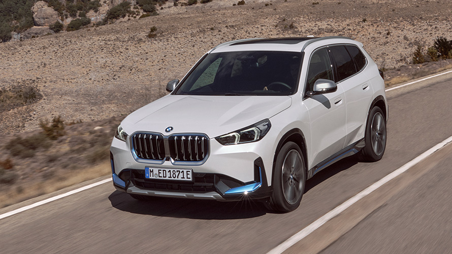 BMW iX1 U11 prvá generácia predobočný pohľad jazdný na ceste Modely BMW X BMW iX1 U11 prvá generácia predobočný pohľad jazdný na ceste