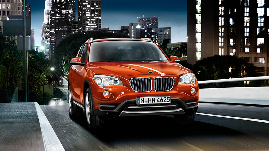 BMW X1 E84 prvá generácia predobočný pohľad na ceste Modely BMW X BMW X1 E84 prvá generácia predobočný pohľad na ceste