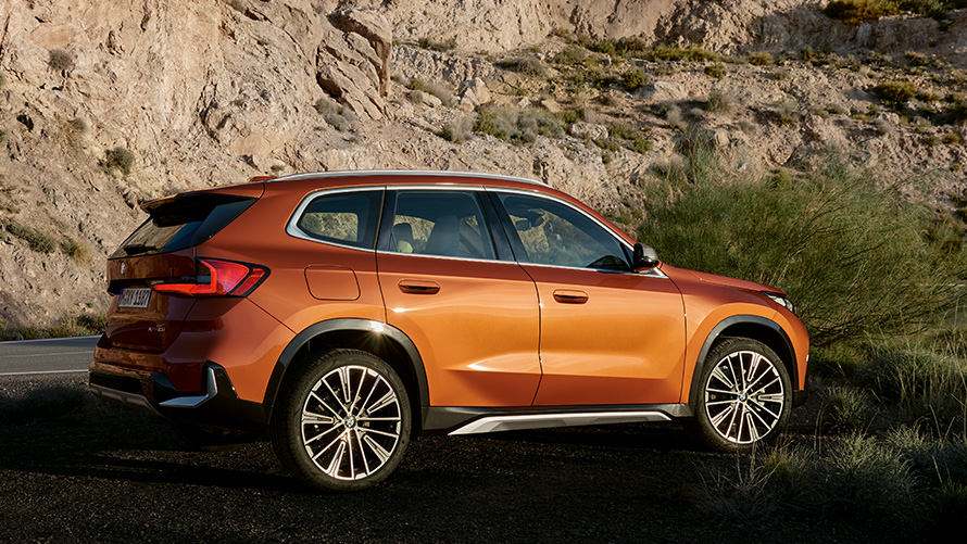 BMW X1 U11 tretia generácia predobočný pohľad na ceste Modely BMW X BMW X1 U11 tretia generácia predobočný pohľad na ceste