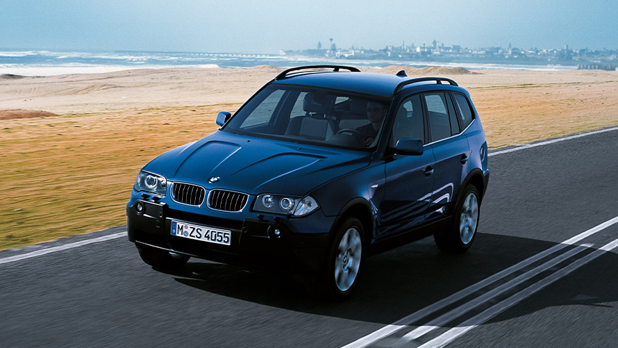 BMW X3 E83 prvá generácia predobočný pohľad jazda na ceste Modely BMW X BMW X3 E83 prvá generácia predobočný pohľad jazda na ceste