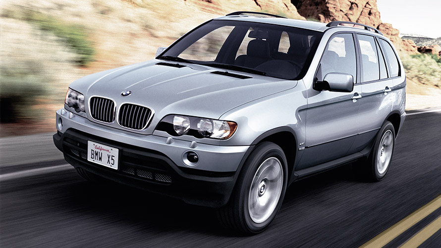 BMW X5 E53 prvá generácia predobočný pohľad jazda na ceste Modely BMW X BMW X5 E53 prvá generácia predobočný pohľad jazda na ceste