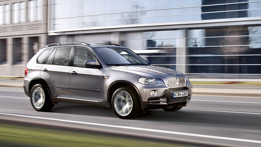 BMW X5 E70 druhá generácia bočný pohľad jazdný na ceste Modely BMW X BMW X5 E70 druhá generácia bočný pohľad jazdný na ceste