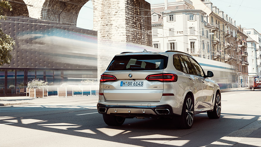 BMW X5 G05 štvrtá generácia zadobočný pohľad statický pred budovou Modely BMW X BMW X5 G05 štvrtá generácia zadobočný pohľad statický pred budovou