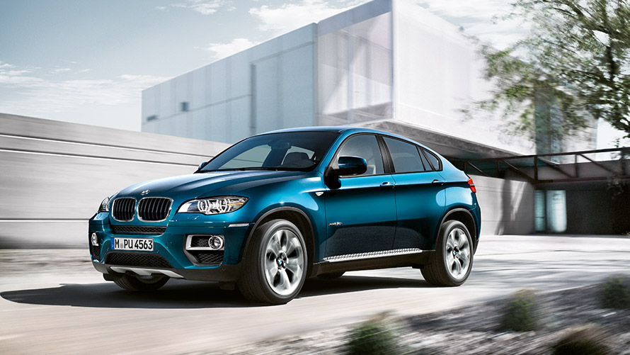 BMW X6 E71 prvá generácia bočný pohľad statický pred budovou Modely BMW X BMW X6 E71 prvá generácia bočný pohľad statický pred budovou