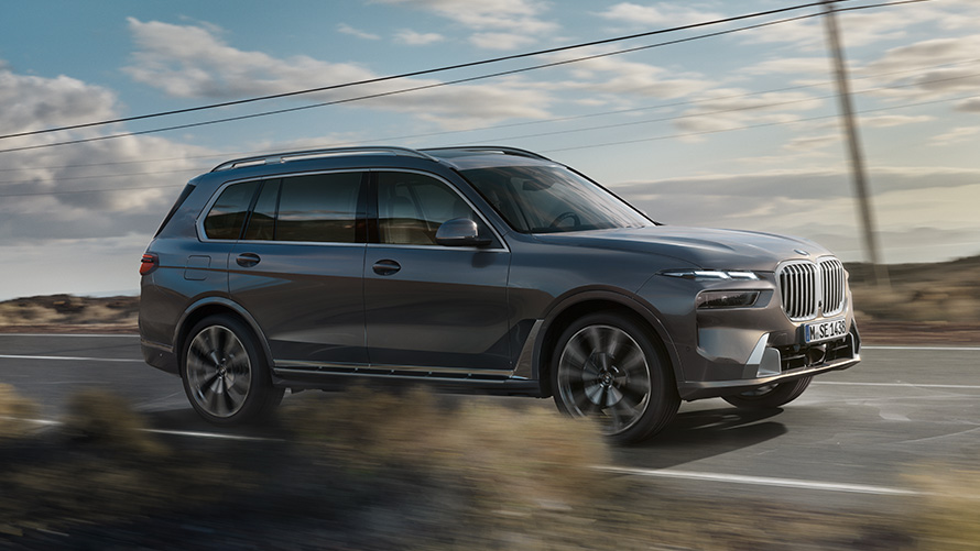 BMW X7 G07 prvá generácia zadobočný pohľad jazdný na ceste vModely BMW X BMW X7 G07 prvá generácia zadobočný pohľad jazdný na ceste