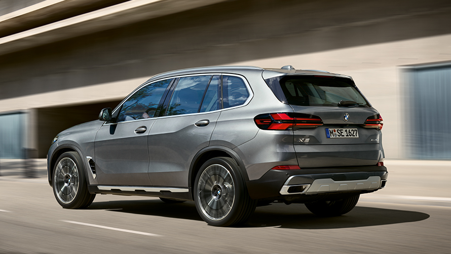 BMW X5 G05 piata generácia zadobočný pohľad Modely BMW X BMW X5 G05 piata generácia zadobočný pohľad jazda na ceste