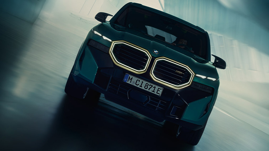 BMW XM G09 predný pohľad jazda na ceste Modely BMW M BMW XM G09 predný pohľad jazda na ceste