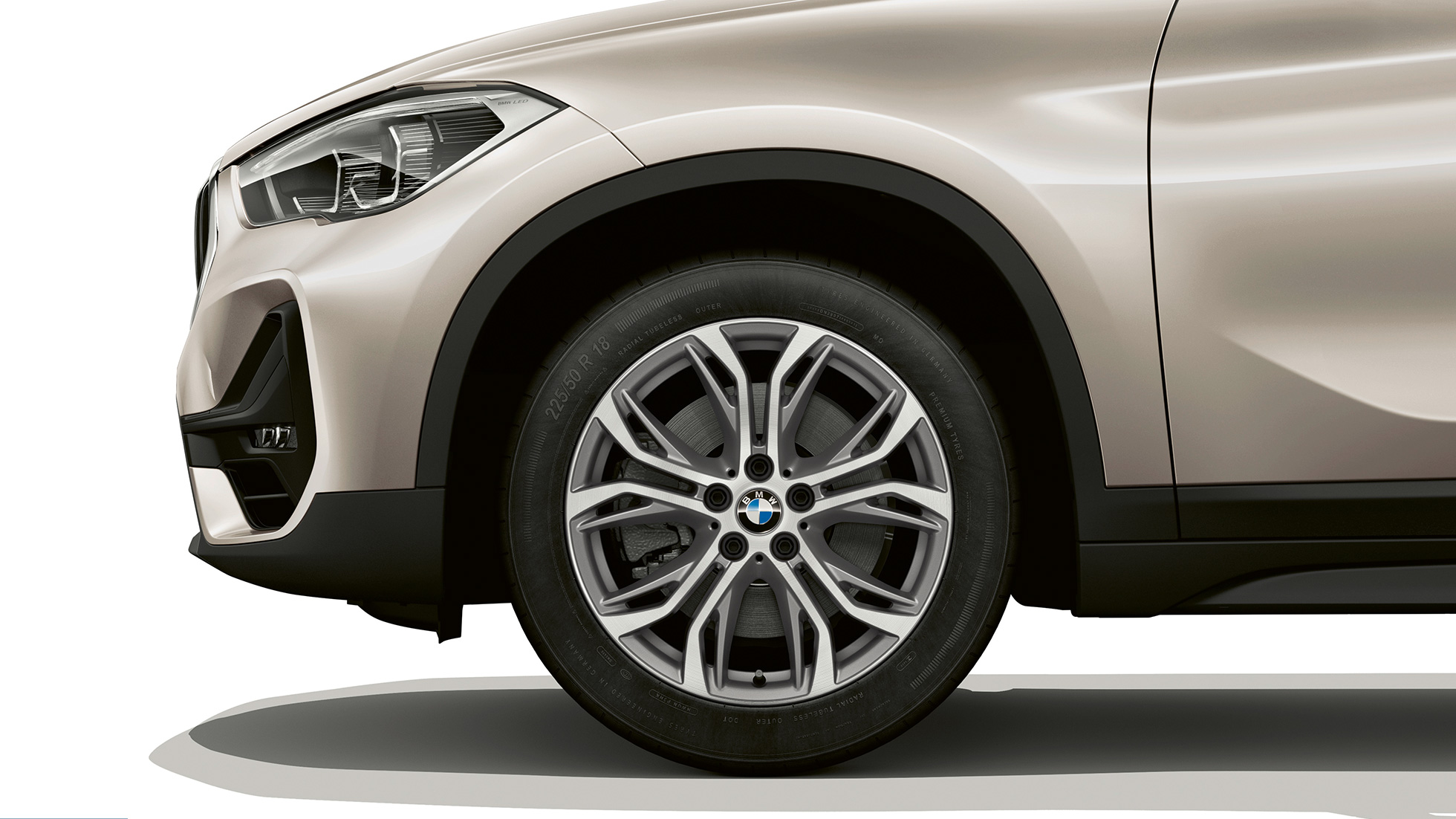 BMW X1, model Advantage, disk kolesa z ľahkej zliatiny BMW X1, model Advantage, bočný pohľad s detailom na disk kolesa z ľahkej zliatiny