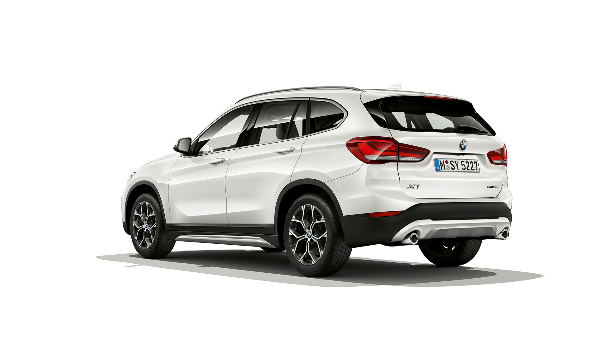 BMW X1, model xLine, trojštvrťový zadný pohľad BMW X1, model xLine, trojštvrťový zadný pohľad, snímka v štúdiu