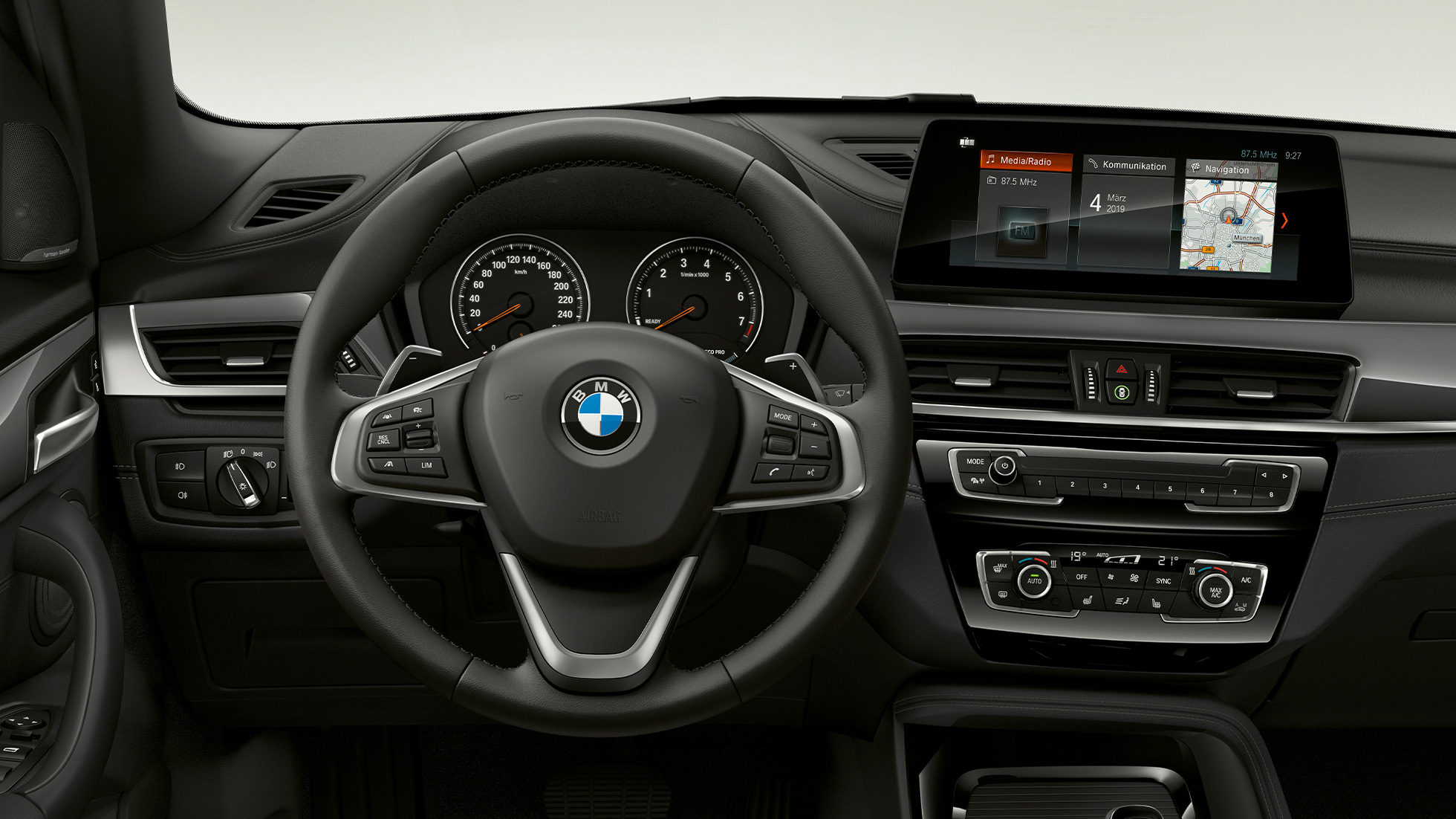 BMW X1, model xLine, interiér BMW X1, model xLine, interiér so zameraním na kokpit
