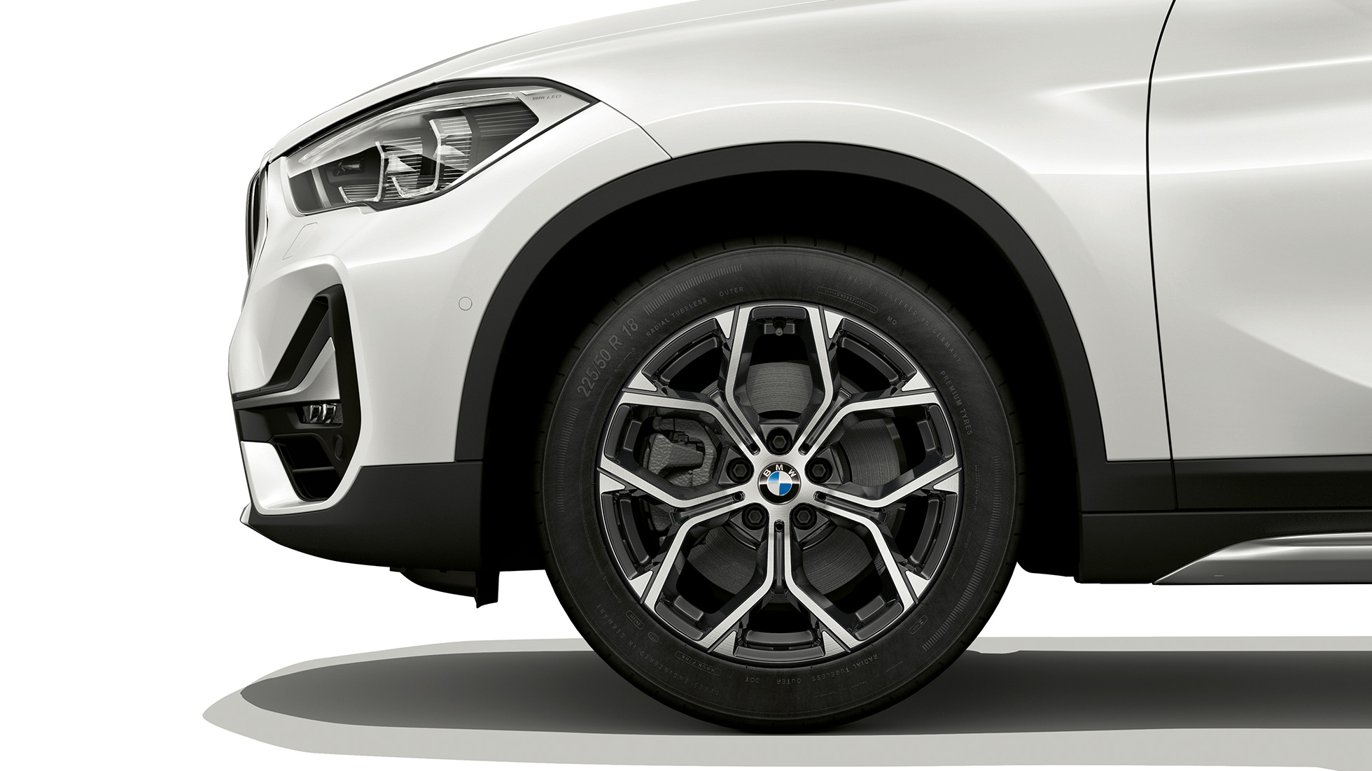 BMW X1, model xLine, disk kolesa z ľahkej zliatiny BMW X1, model xLine, bočný pohľad s detailom na disk kolesa z ľahkej zliatiny
