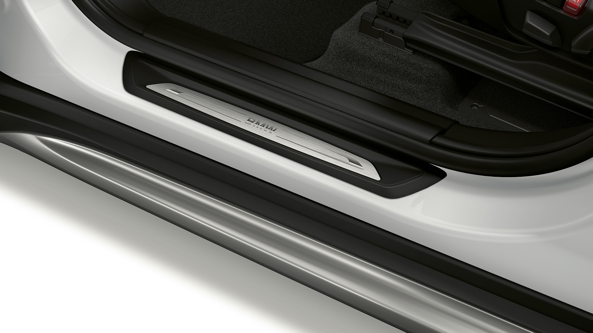 BMW X1, model xLine, prah dverí BMW X1, model xLine, bočný pohľad s detailom na prah dverí