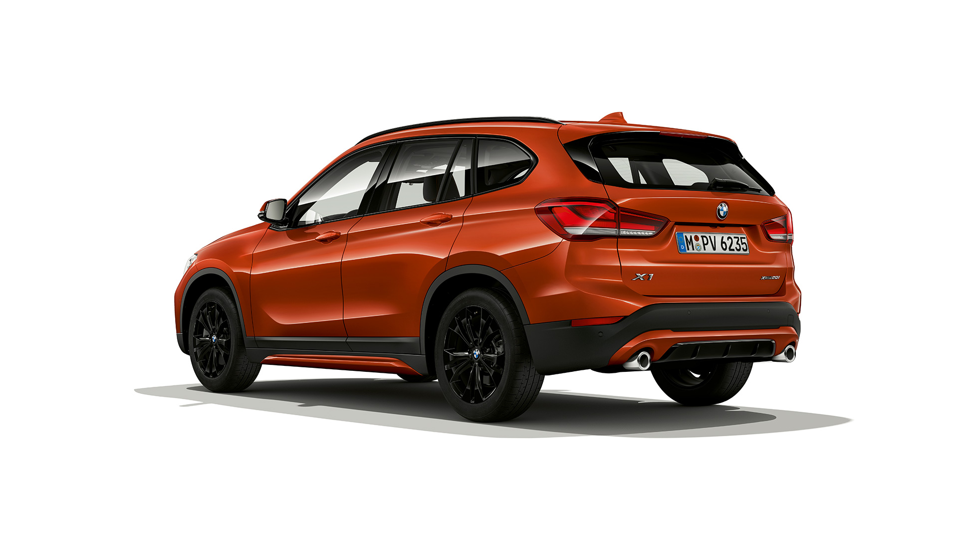 BMW X1, model Sport Line, trojštvrťový zadný pohľad BMW X1, model Sport Line, trojštvrťový zadný pohľad, snímka v štúdiu