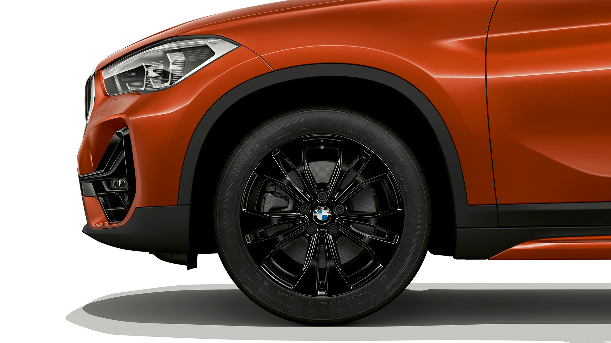 BMW X1, model Sport Line, disk kolesa z ľahkej zliatiny BMW X1, model Sport Line, bočný pohľad s detailom na disk kolesa z ľahkej zliatiny