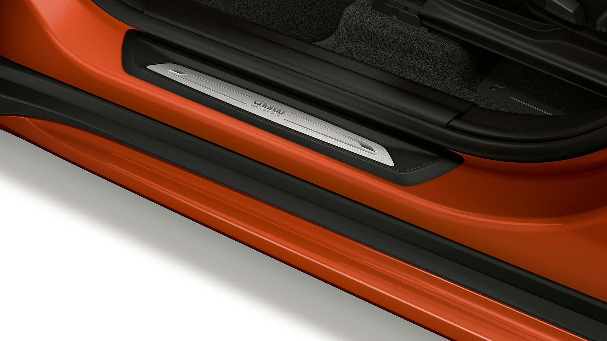BMW X1, model Sport Line, prah dverí BMW X1, model Sport Line, bočný pohľad s detailom na prah dverí