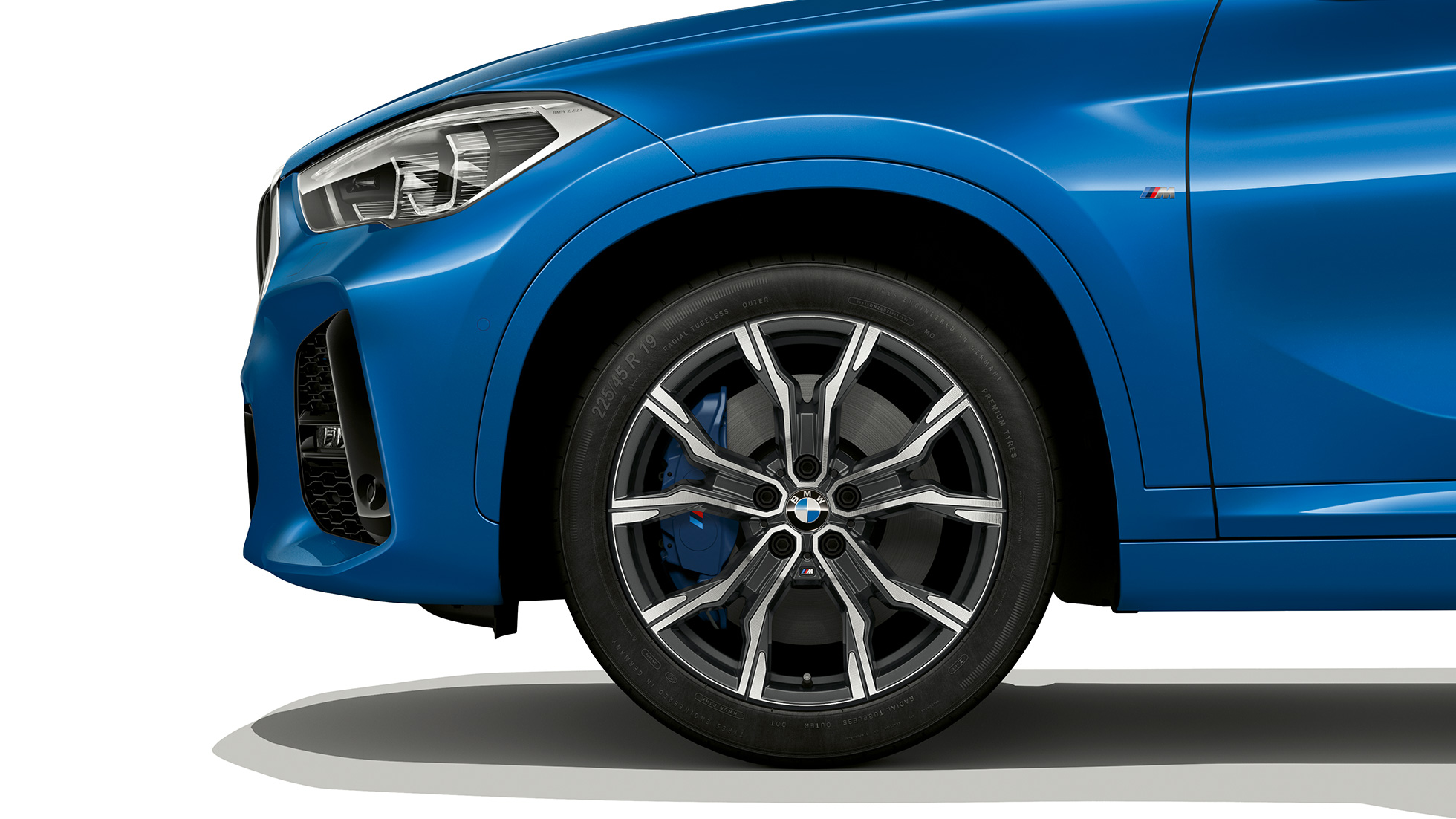 BMW X1, model M Sport, disk kolesa z ľahkej zliatiny BMW X1, model M Sport, bočný pohľad s detailom na disk kolesa z ľahkej zliatiny
