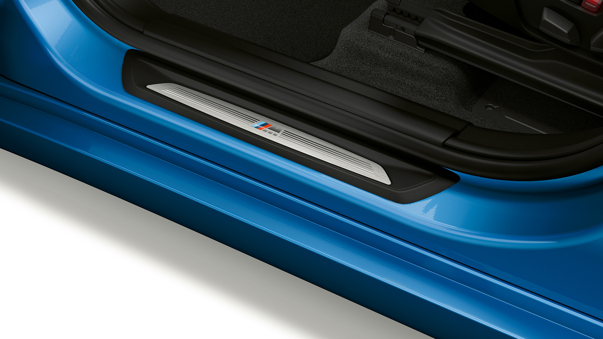 BMW X1, model M Sport, prah dverí BMW X1, model M Sport, bočný pohľad s detailom na prah dverí