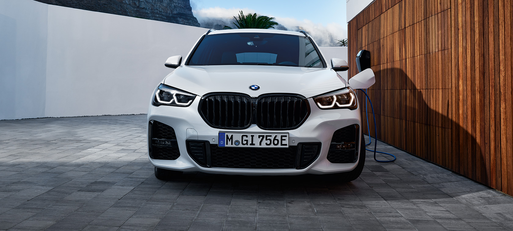 Plug-in hybrid BMW X1 xDrive25e F48 predný pohľad Plug-in hybrid BMW X1 xDrive25e F48 predný pohľad počas nabíjania