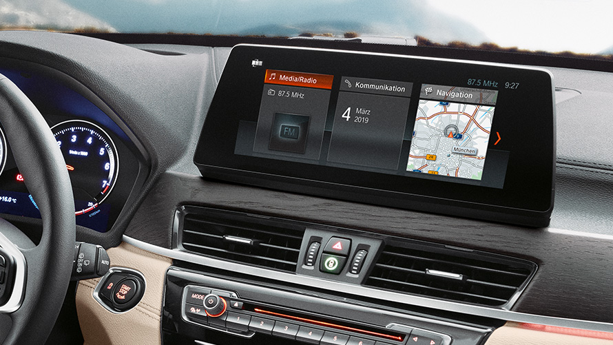 BMW X1 10,25“ ovládací displej. BMW X1 interiér, pohľad na 10,25“ ovládací dotykový displej.