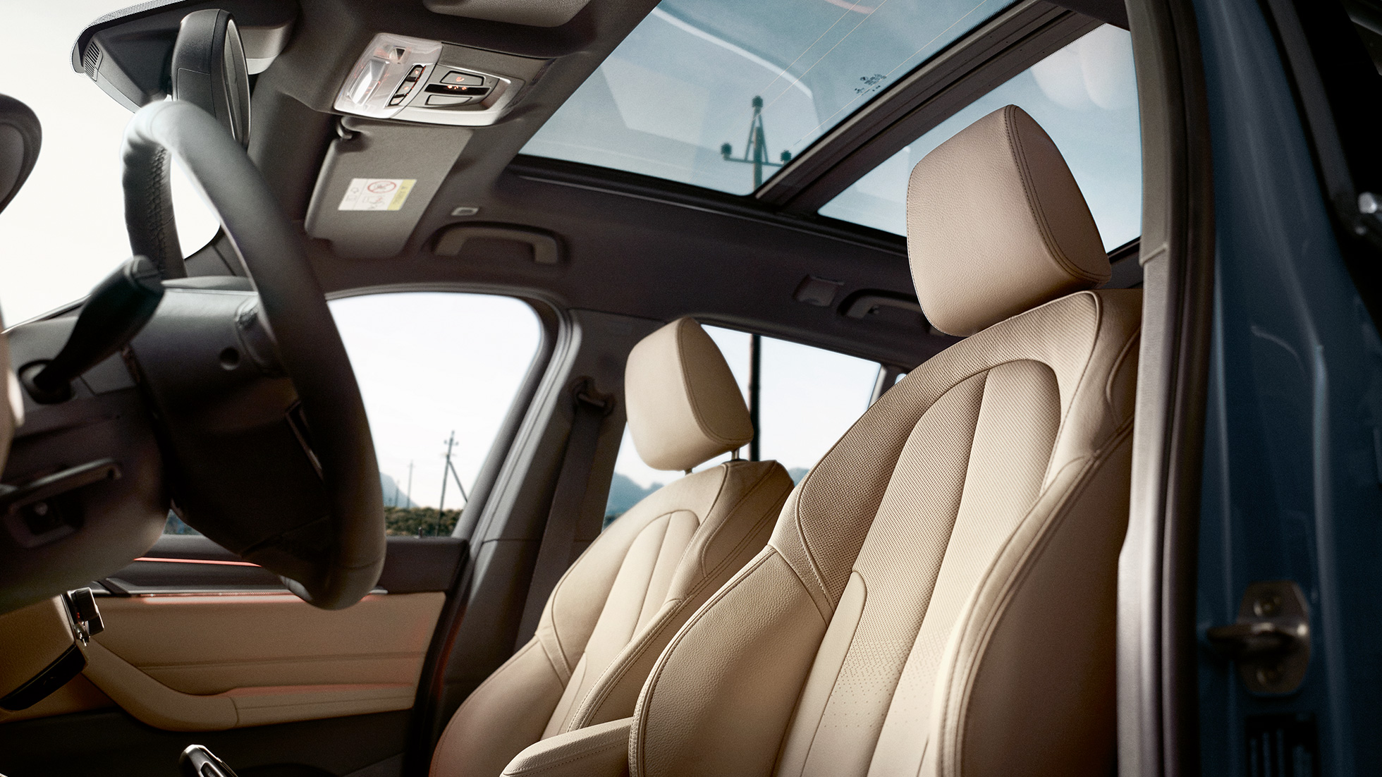 BMW X1 interiér, športové sedadlá. BMW X1 interiér, pohľad na ergonomické športové sedadlá.