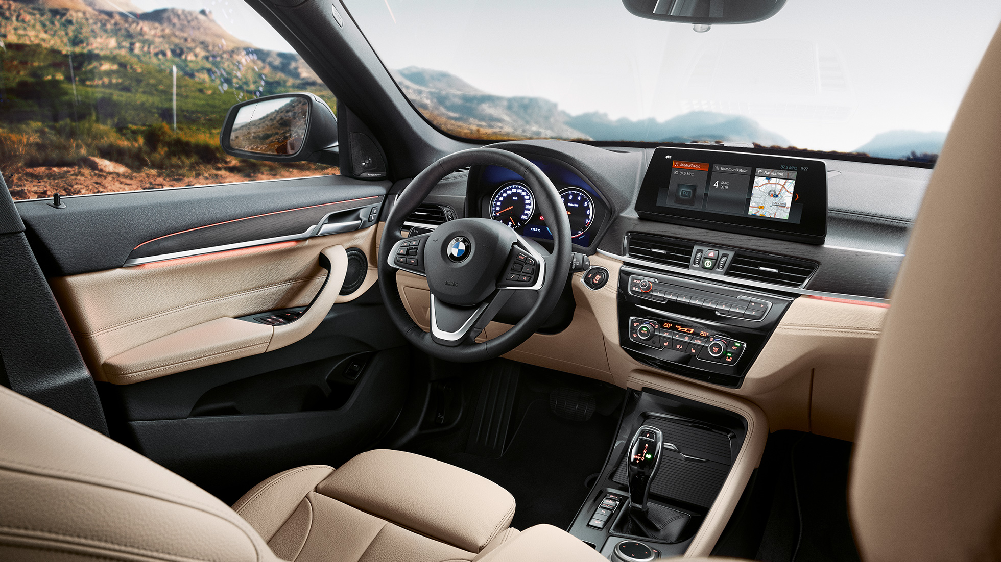 BMW X1 interiér, kokpit. BMW X1 interiér, pohľad na 10,25" ovládací displej v kokpite.