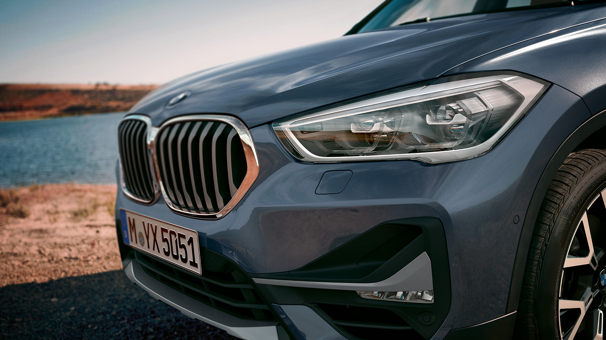 BMW X1, adaptívne LED svetlomety. BMW X1, detail adaptívnych LED svetlometov.