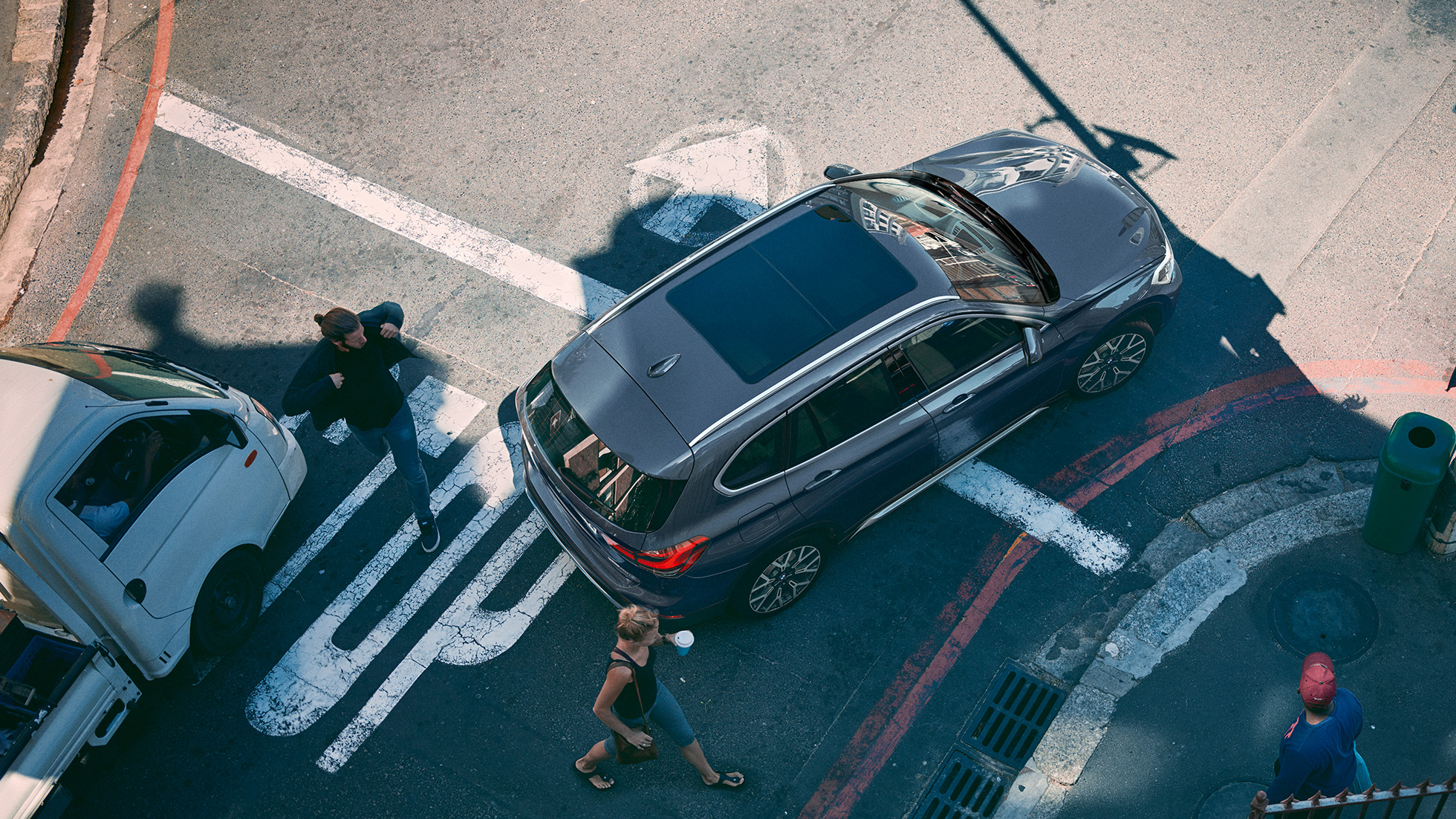 BMW X1, panoramatická sklenená strecha. BMW X1, s pohľadom na panoramatickú sklenenú strechu z vtáčej perspektívy.