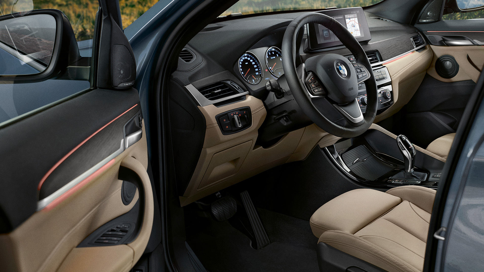 BMW X1, interiér BMW X1, interiér so zameraním na multifunkčný volant