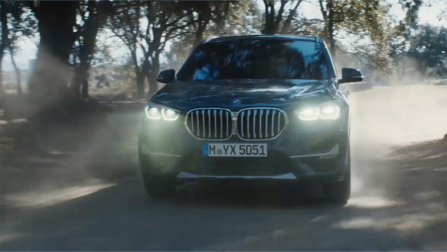 BMW X1 F48 LCI predobočný pohľad BMW X1 F48 LCI predobočný pohľad jazda pred prírodnou scenériou