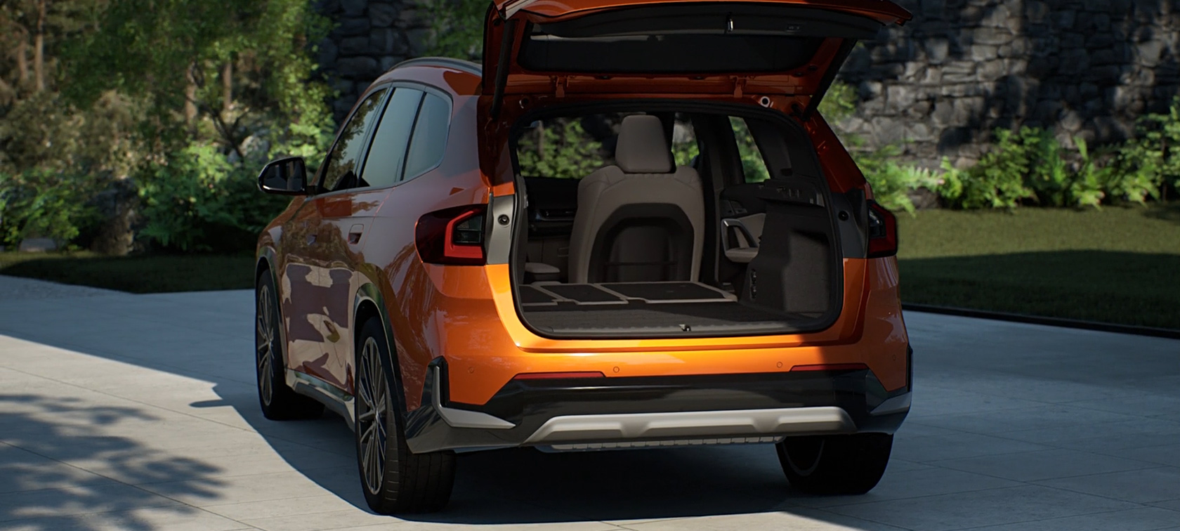 BMW X1 xDrive23i U11 ICE xLine metalíza Utah Orange Batožinový priestor a ťažné zariadenie Batožinový priestor a ťažné zariadenie BMW X1 U11 ICE xLine metalíza Utah Orange 20-palcové BMW Individual disky z ľahkej zliatiny Multi-spoke style 869 I