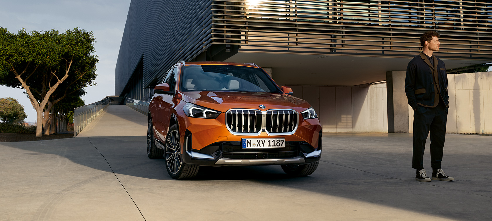 BMW X1 xDrive23i U11 ICE xLine metalíza Utah Orange To najlepšie z exteriéru To najlepšie z exteriéru BMW X1 xDrive23i U11 ICE xLine metalíza Utah Orange 20-palcové BMW Individual disky z ľahkej zliatiny Multi-spoke style 869 I