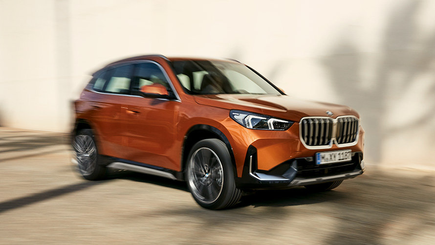 Jazdná dynamika BMW X1 U11 ICE xLine 2022 BMW X1 U11 ICE 2022 xLine metalíza Utah Orange jazdná dynamika