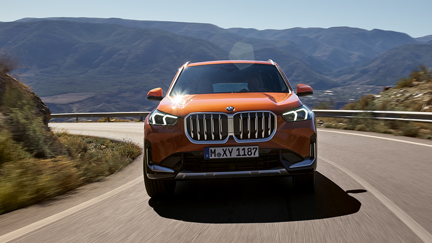 Asistenčné systémy vodiča BMW X1 U11 ICE xLine 2022 BMW X1 U11 ICE 2022 metalíza Utah Orange asistenčné systémy vodiča bezpečnosť