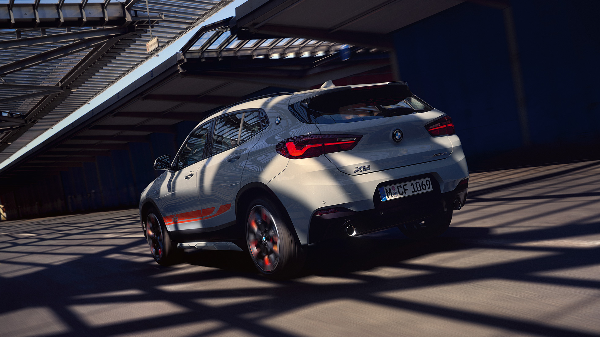 Bočný pohľad BMW X2 F39 BMW X2 2018 F39 metalíza Galvanic Gold bočný pohľad