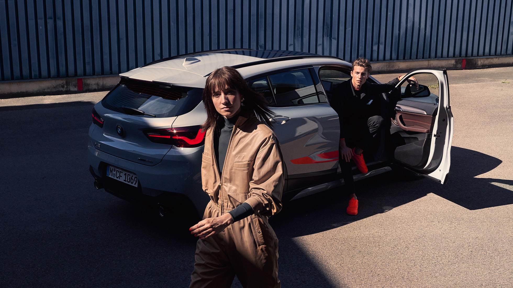 Zadný pohľad BMW X2 F39 BMW X2 2018 F39 metalíza Galvanic Gold zadný pohľad