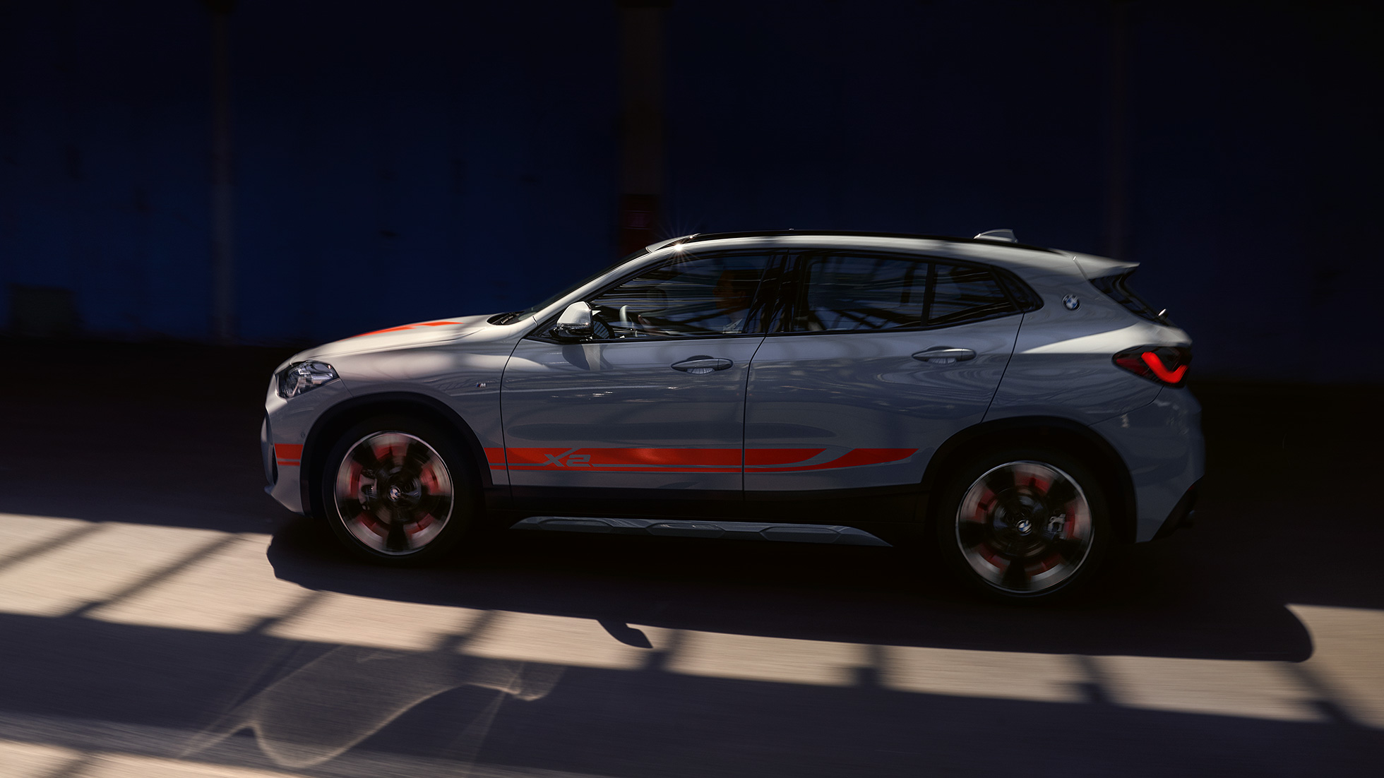 Bočný pohľad BMW X2 F39 BMW X2 2018 F39 metalíza Galvanic Gold bočný pohľad