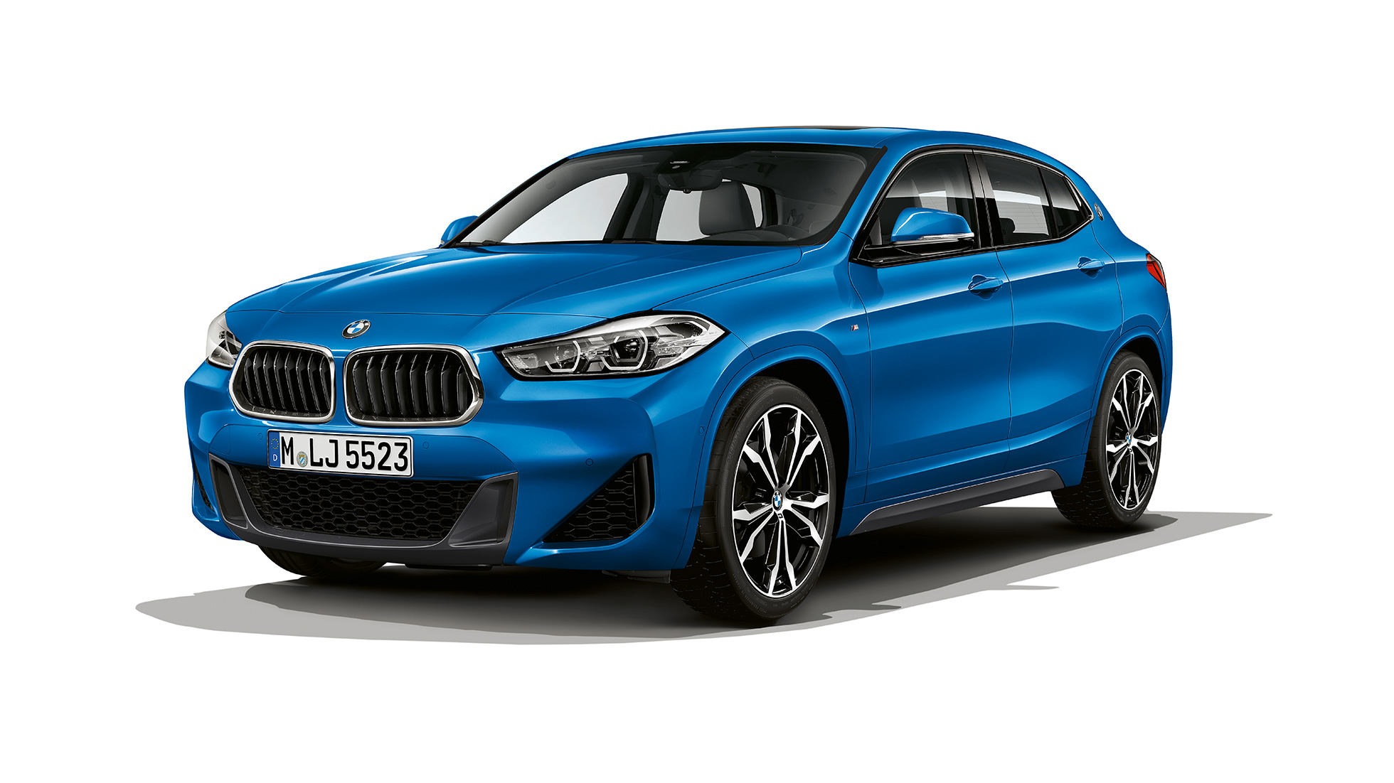 Predobočný pohľad BMW X2 sDrive20i Model M Sport BMW X2 sDrive20i Model M Sport 2018 F39 metalíza Misano Blue predobočný pohľad