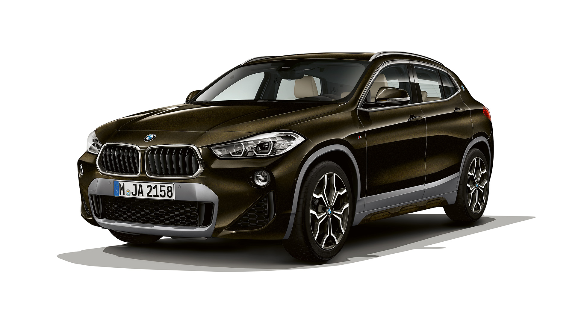 Predobočný pohľad BMW X2 sDrive20i Model M Sport X BMW X2 sDrive20i Model M Sport X 2018 F39 metalíza Sparkling Storm s briliantovým efektom predobočný pohľad
