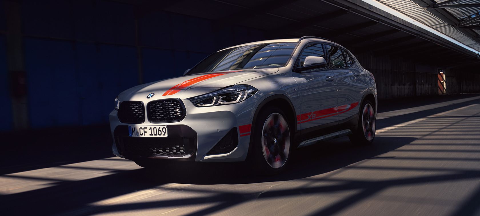Zadný pohľad BMW X2 F39 Zadný pohľad BMW X2 2018 F39 metalíza Galvanic Gold