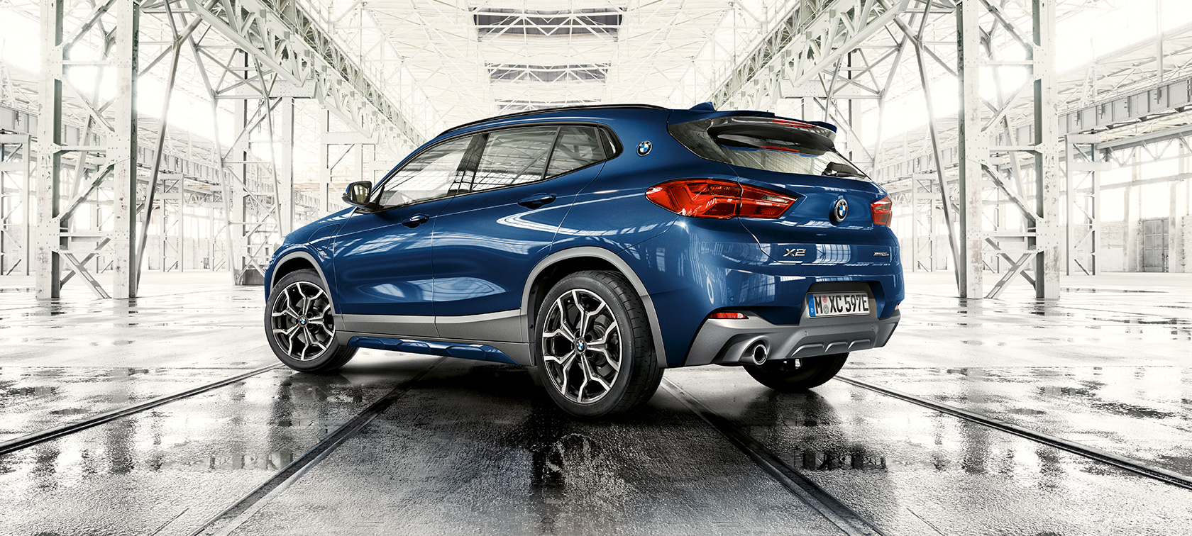 Predobočný pohľad BMW X2 xDrive25e BMW X2 xDrive25e plug-in hybrid F39 2020 predobočný pohľad