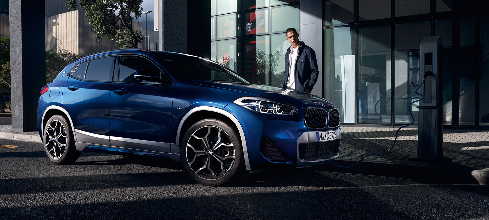 Plug-in hybrid BMW X2 xDrive25e F39 bočný pohľad statický na nabíjacej stanici Plug-in hybrid BMW X2 xDrive25e F39 bočný pohľad statický na nabíjacej stanici