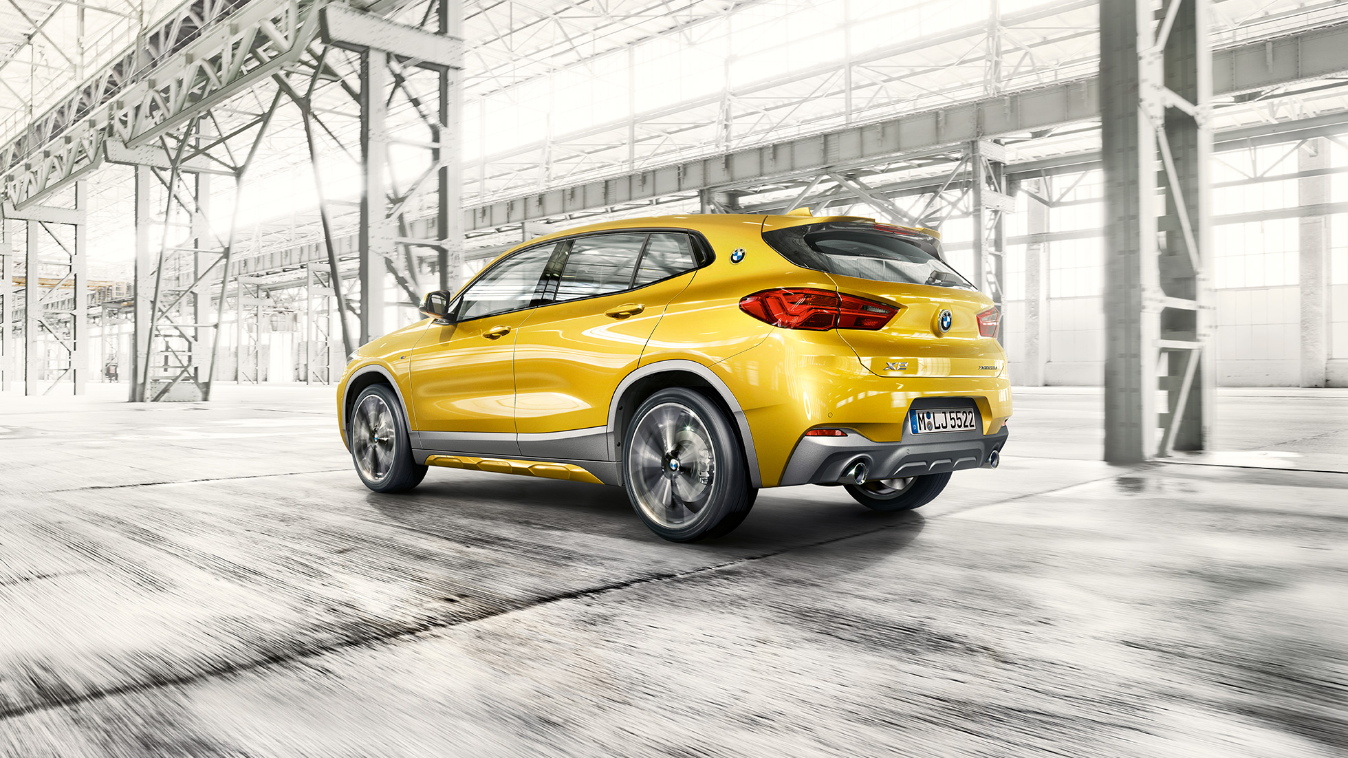 Bočný pohľad BMW X2 F39 BMW X2 2018 F39 metalíza Galvanic Gold bočný pohľad