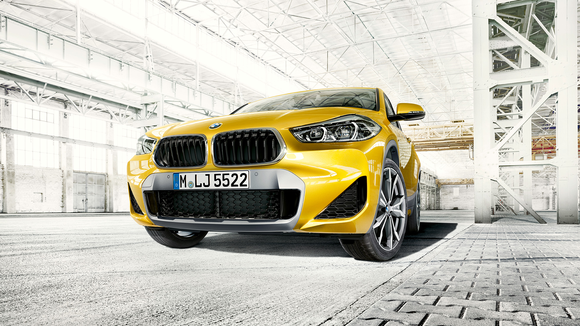 Obličky BMW X2 F39 BMW X2 2018 F39 metalíza Galvanic Gold predný pohľad obličky