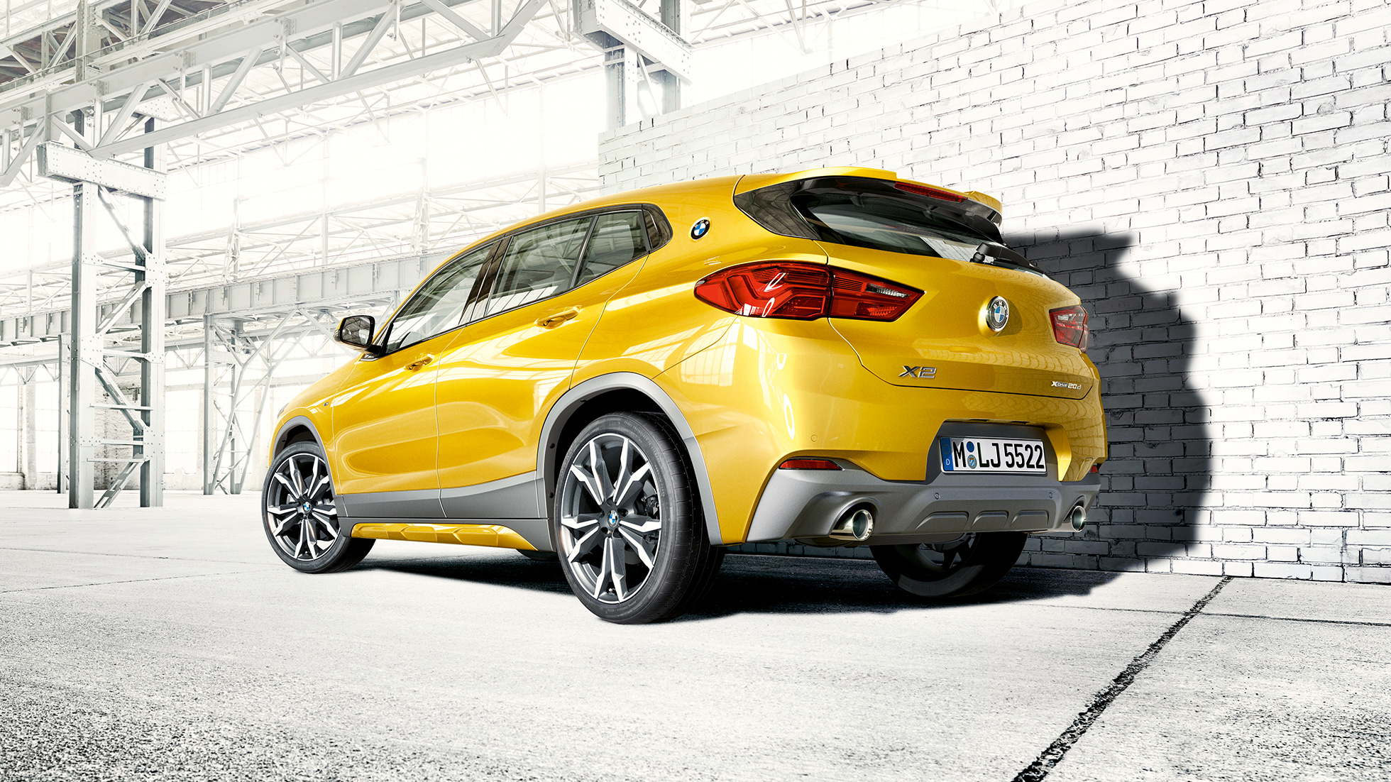 Zadný pohľad BMW X2 F39 BMW X2 2018 F39 metalíza Galvanic Gold zadný pohľad