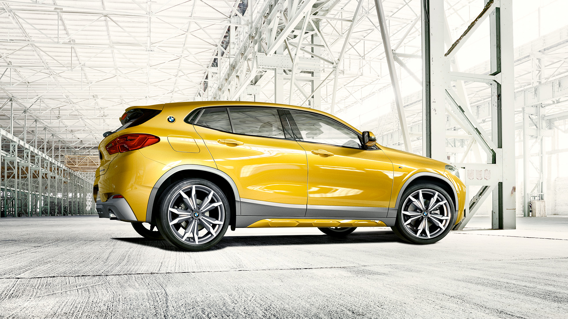Bočný pohľad BMW X2 F39 BMW X2 2018 F39 metalíza Galvanic Gold bočný pohľad