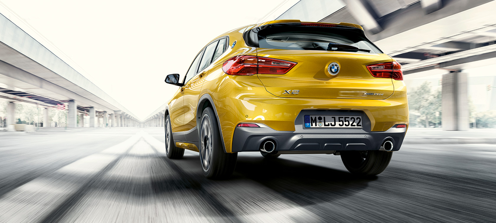 Zadný pohľad BMW X2 F39 Zadný pohľad BMW X2 2018 F39 metalíza Galvanic Gold