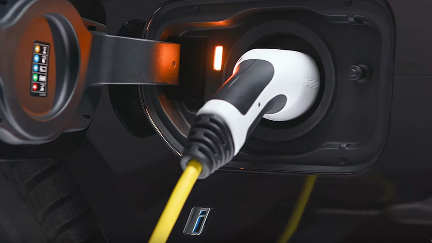 BMW plug-in hybrid a pripojený nabíjací kábel BMW plug-in hybrid a pripojený nabíjací kábel detailný pohľad