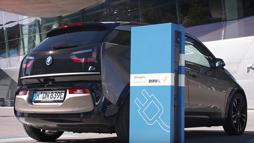 BMW i3 (I01) na nabíjacej stanici BMW i3 (I01) na nabíjacej stanici zadobočný pohľad